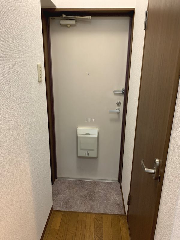 ヴァルワール伊勢田 玄関