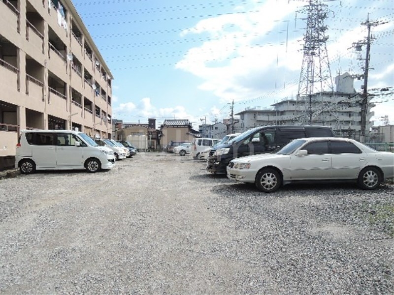 コーポラス城南 駐車場