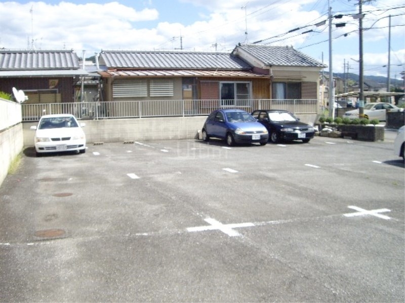 ハイレスト白鳳 駐車場