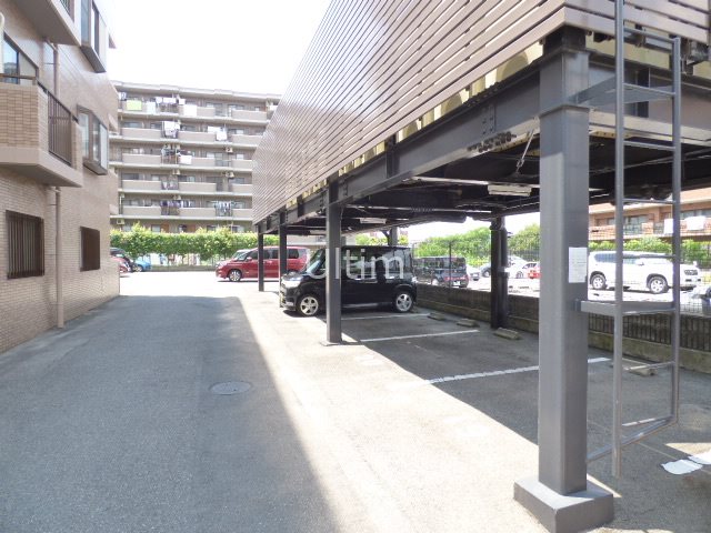 ベルヴィ西浦 駐車場