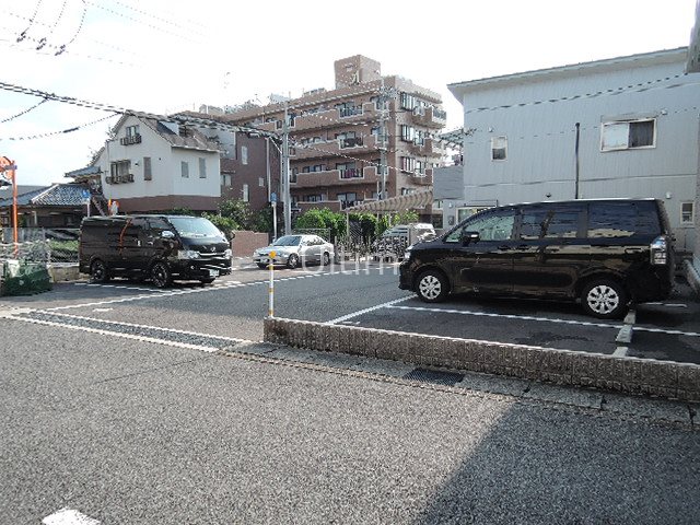 ウェルシーアイ 駐車場