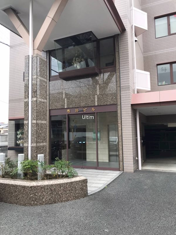 市川ビル 玄関