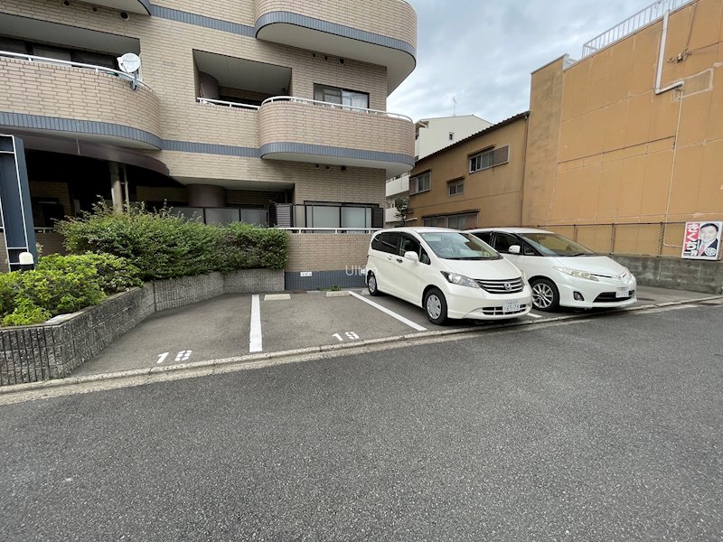 アクシス葛野 駐車場