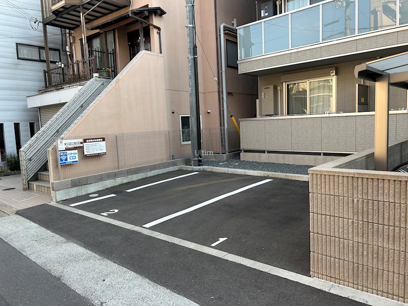 太秦レジデンスE棟 駐車場