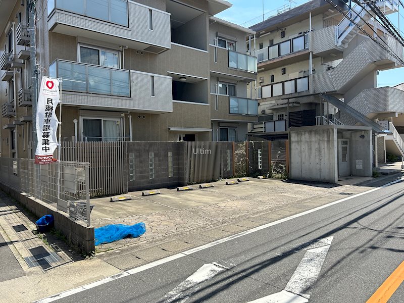 アプローズ・ドムス 駐車場