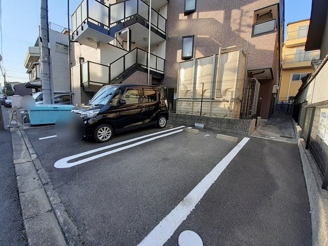 ジェルメ行伊 駐車場