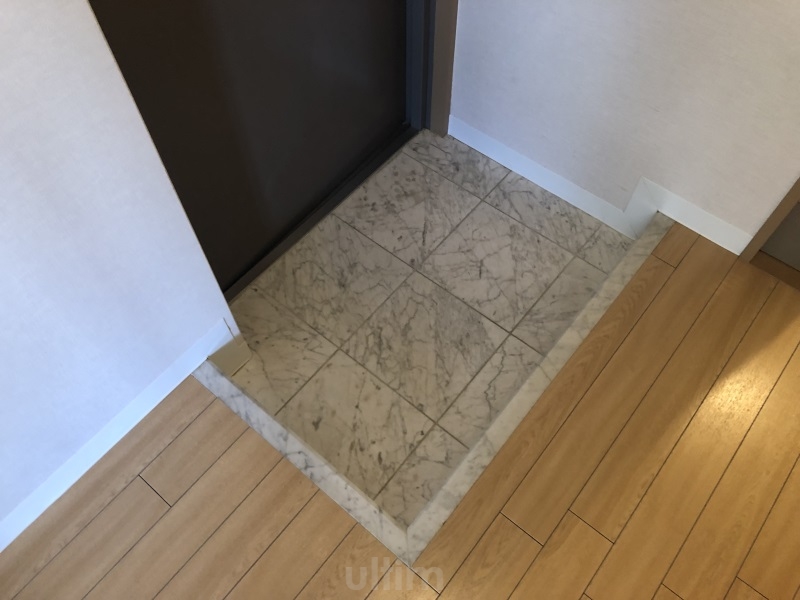 エリーフラッツ西ノ京 玄関