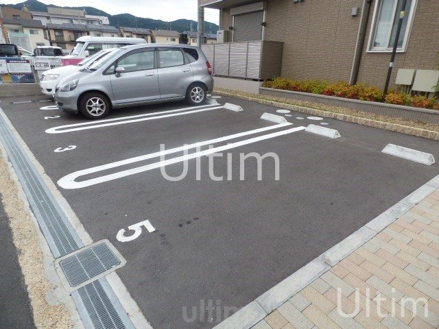 セジュール石田森南 駐車場