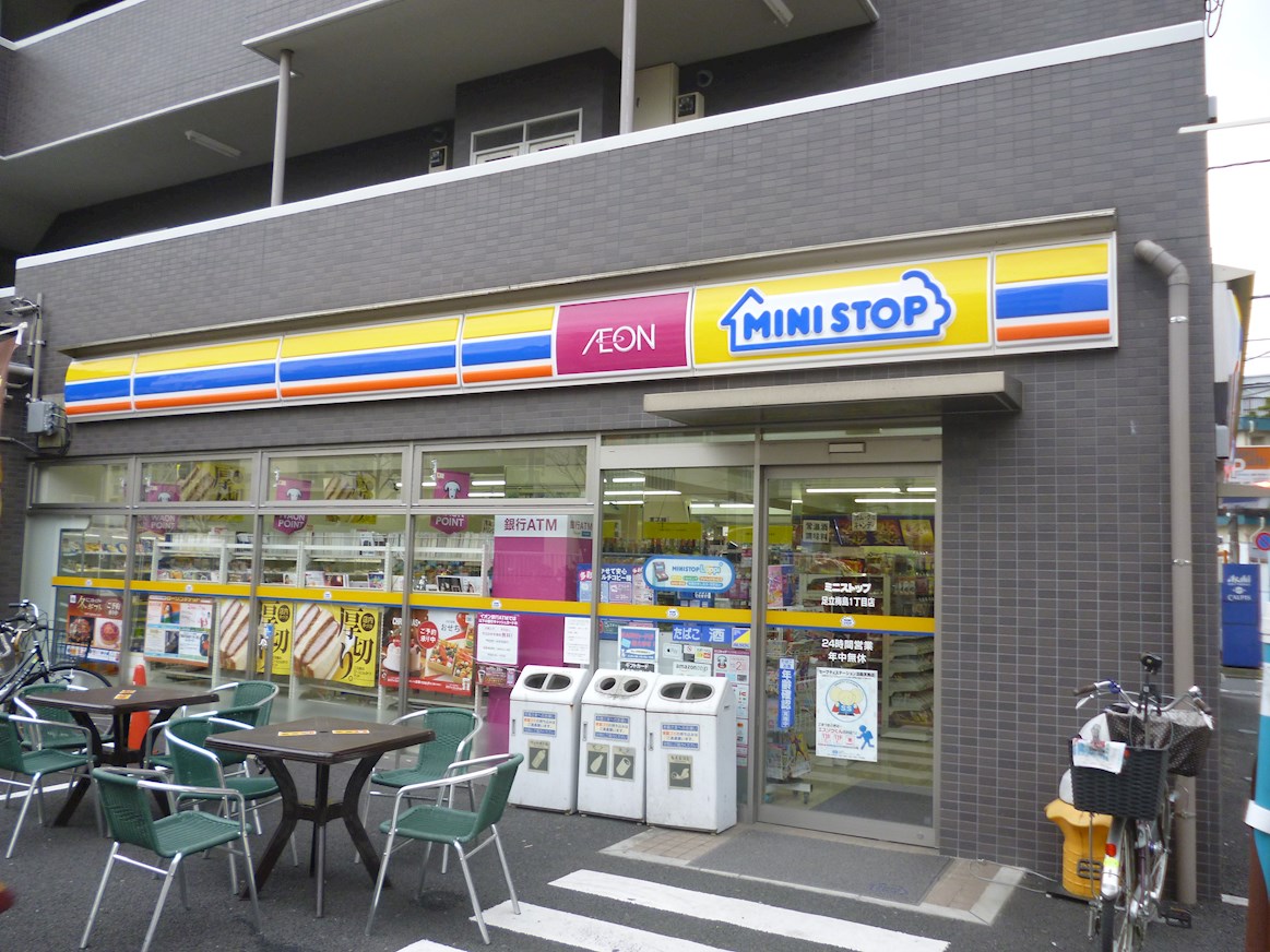 グランシャレー梅島Ⅲ コンビニ
