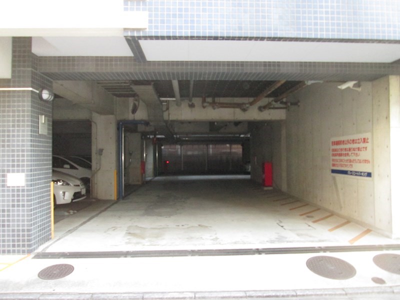グレースコート駐車場 玄関