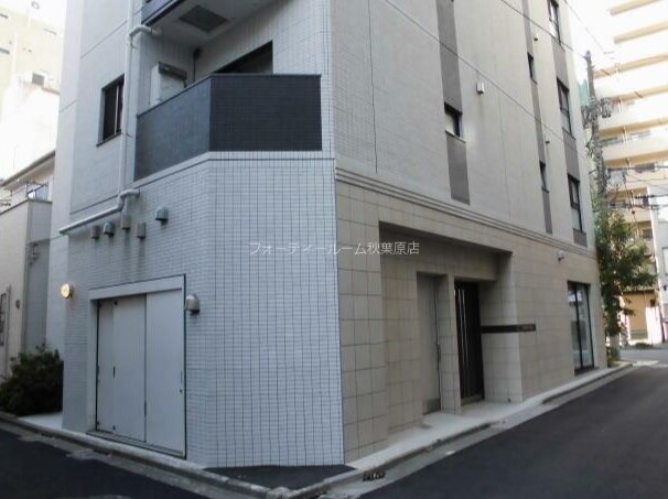 新神保町ビル エントランス