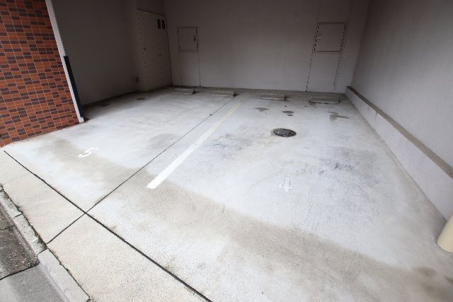 プラウランド名駅 駐車場