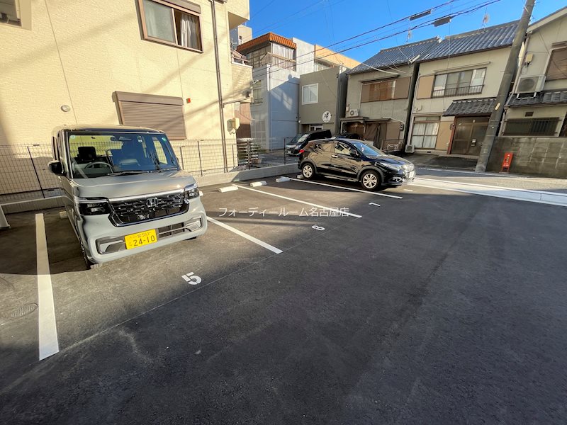 プレサンス名古屋菊井セルカ 駐車場