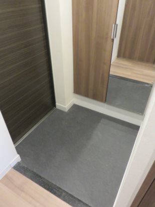 プレサンス丸の内リラティ 玄関