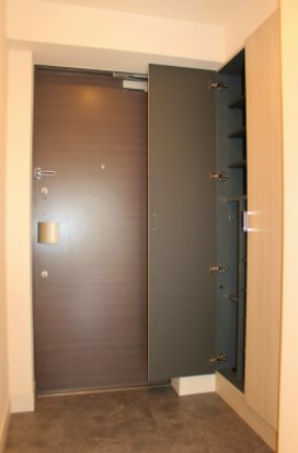 プレサンス丸の内城雅 玄関