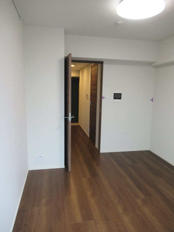 ＳＱＵＡＲＥ ＣＩＴＹ ＴＳＵＲＵＭＩ ＲＩＶＥＲＳＩＤＥ 玄関