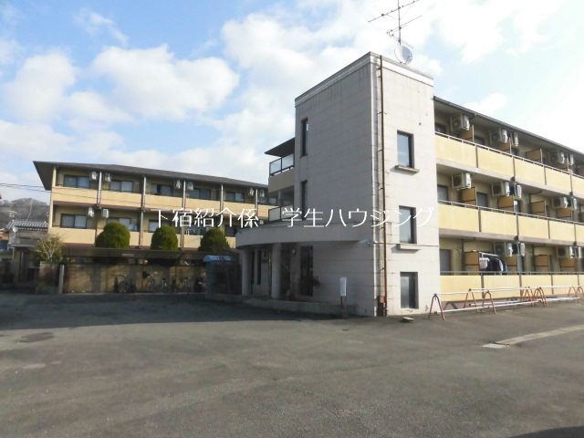 右側がA棟、左側がB棟です。
