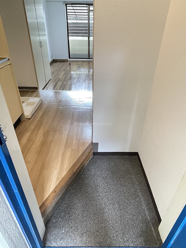 ニケンカン 玄関