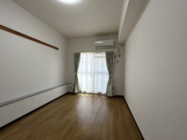 ブローニ･ゼルコバ ベッドルーム