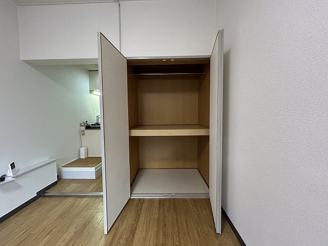 ブローニ･ゼルコバ その他3