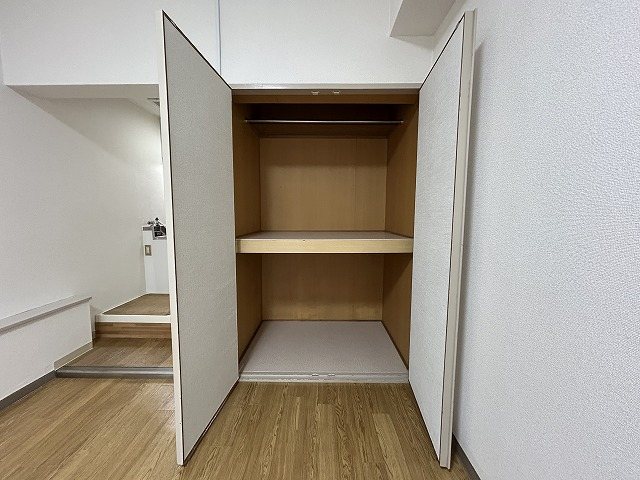 ブローニ･ゼルコバ その他3