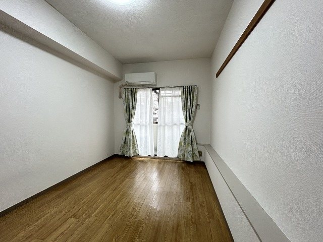 ブローニ･ゼルコバ ベッドルーム