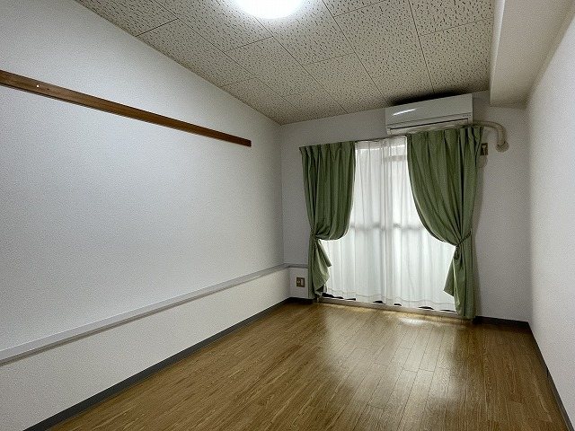 ブローニ･ゼルコバ ベッドルーム