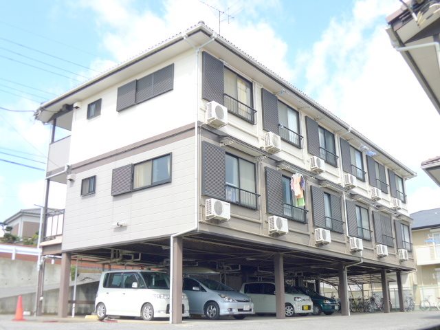 １階部分が駐車場になっております