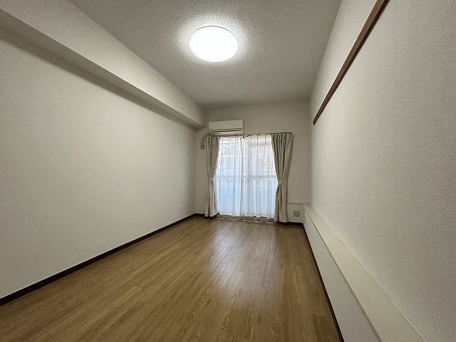 ブローニ･ゼルコバ ベッドルーム