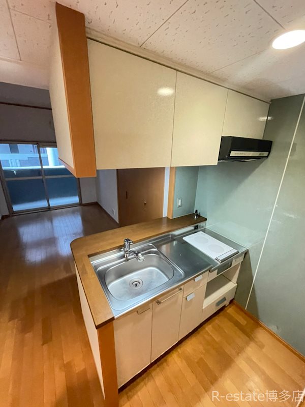 ロイヤル渡辺通2 88 キッチン