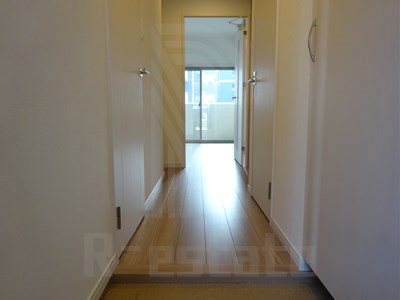 サヴォイソリディティ 玄関