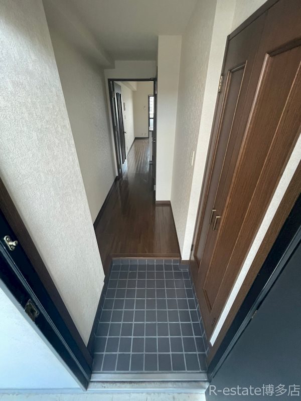 エステートモア博多 玄関