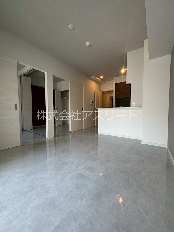 MODERN ASPIRATION THE HAKATA EKIMAE リビング