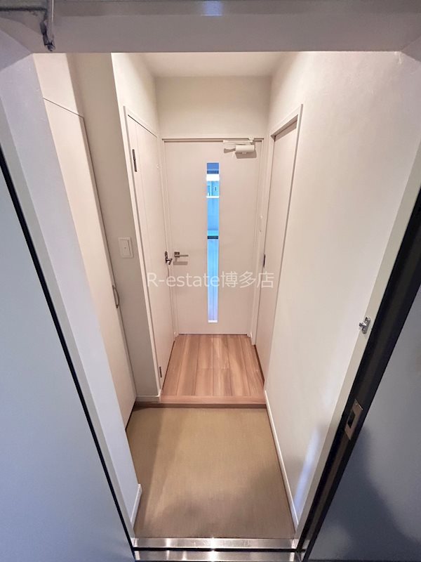 サヴォイソリディティ 玄関