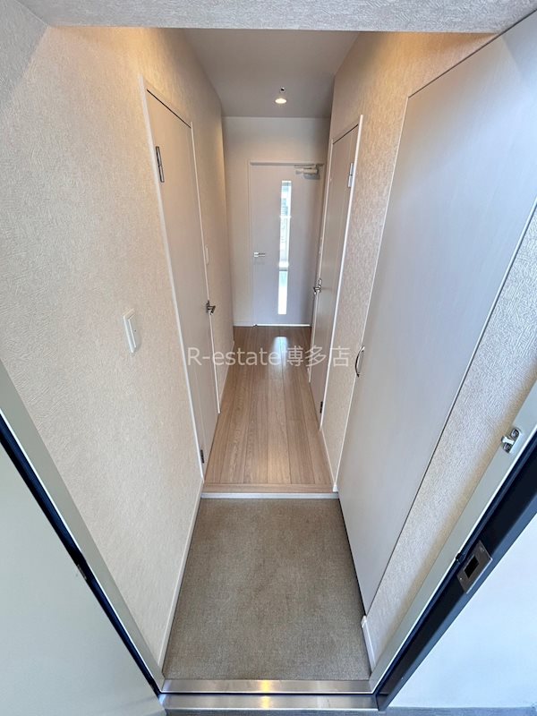 サヴォイソリディティ 玄関