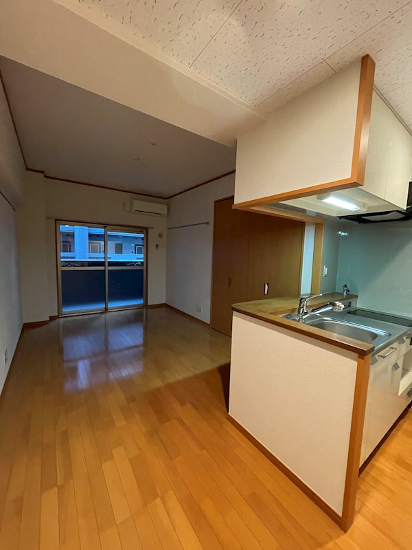 ロイヤル渡辺通2 88 リビング