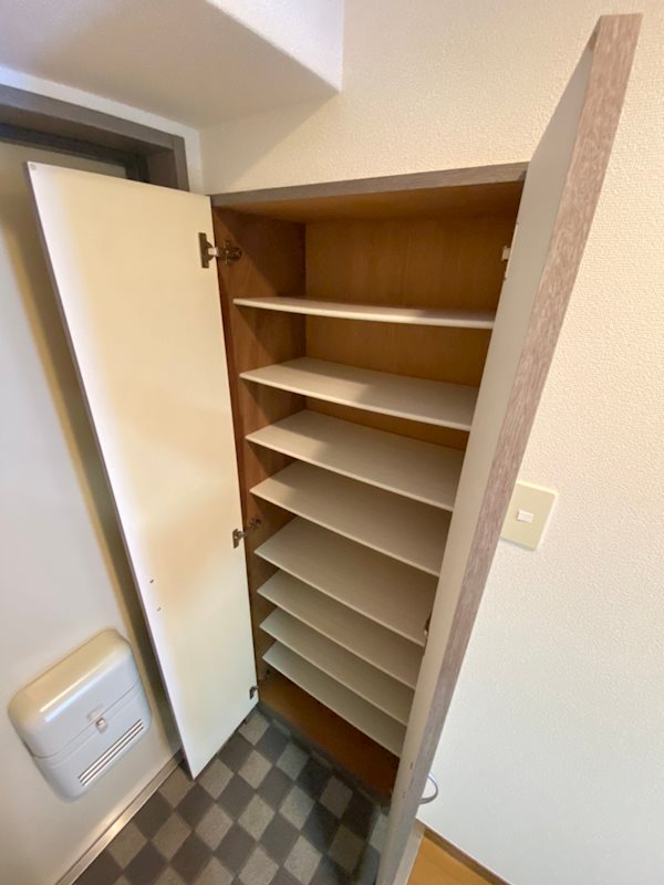 ロイヤル渡辺通154 玄関