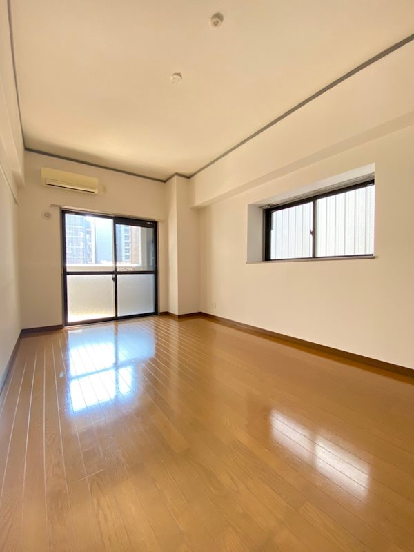 ロイヤル渡辺通154 リビング