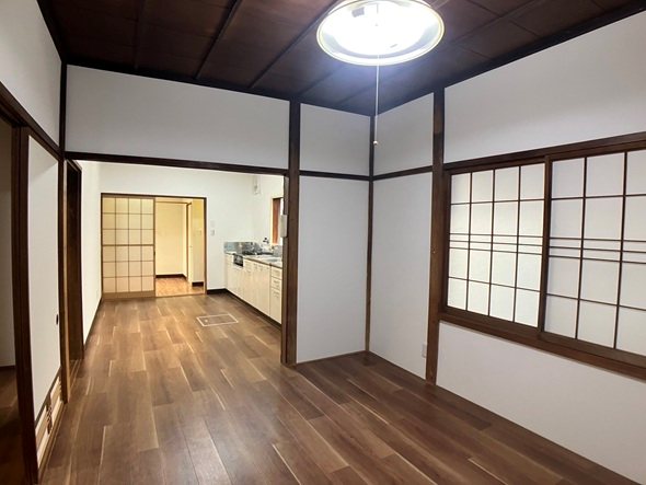 高岡市横田町２丁目戸建 リビング