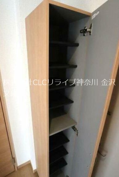 アヴァンス六浦南 玄関