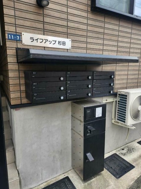 ライフアップ杉田 玄関