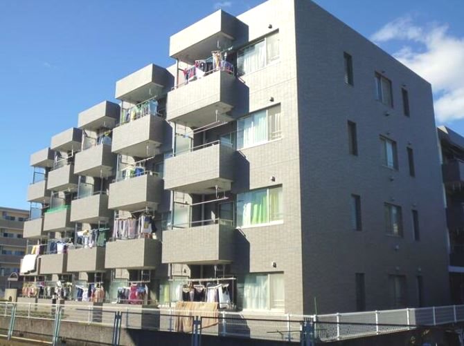 鉄筋コンクリート造の4階建てマンション☆