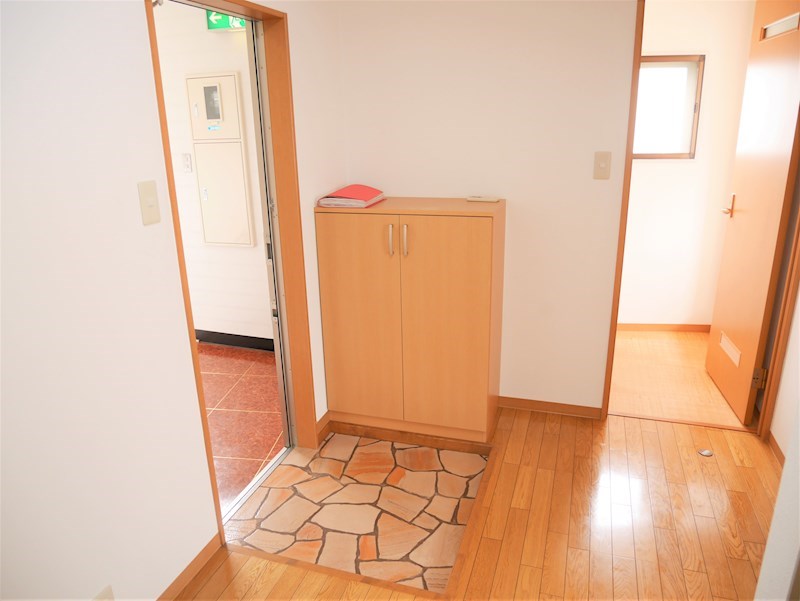 ルミエール８番館 玄関