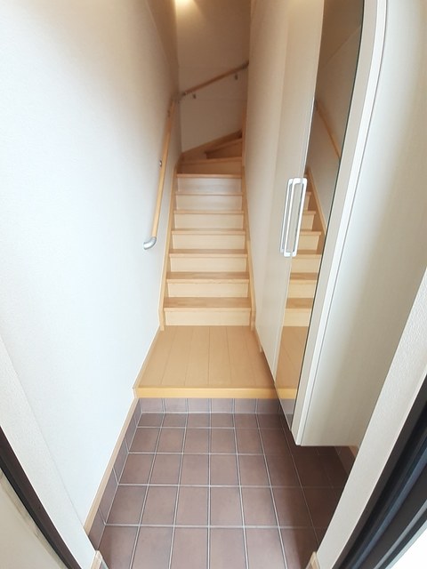 カ－サデル　フィオ－レ 玄関