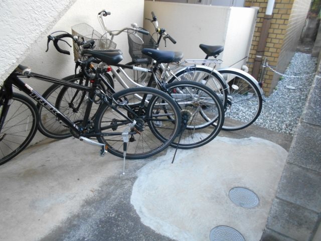 メゾン中央 駐車場