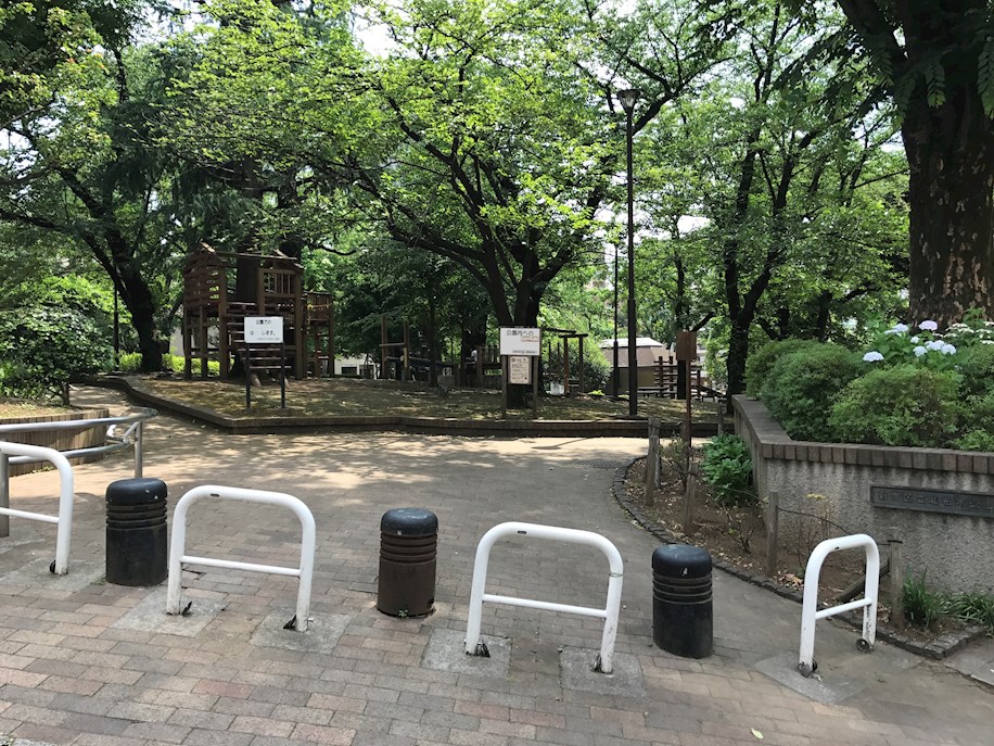 クレスト北新宿 B棟 公園