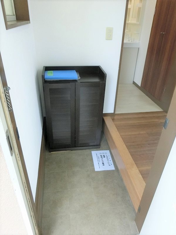 ハウスシャラ 玄関