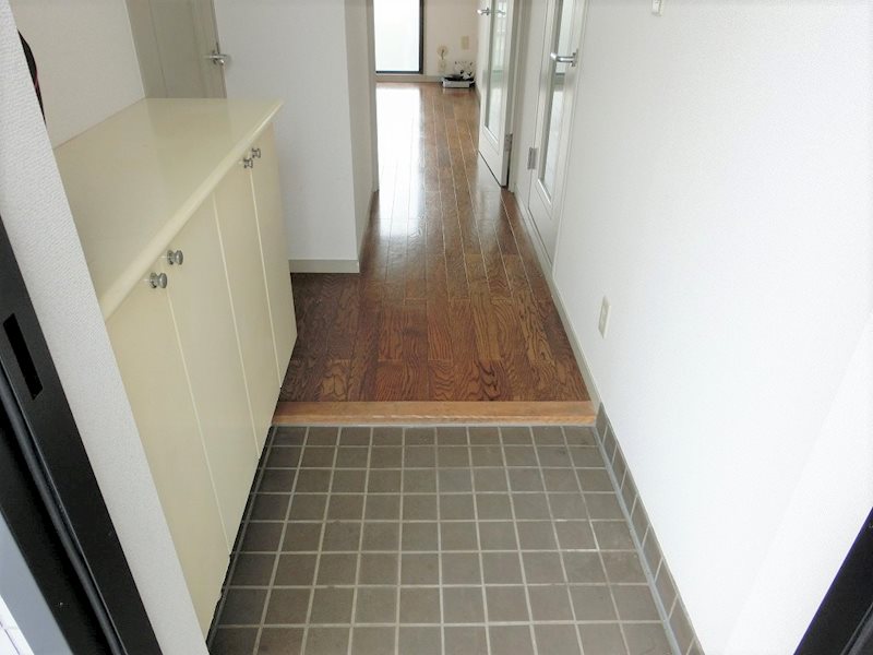 カリフール今川３号棟 玄関