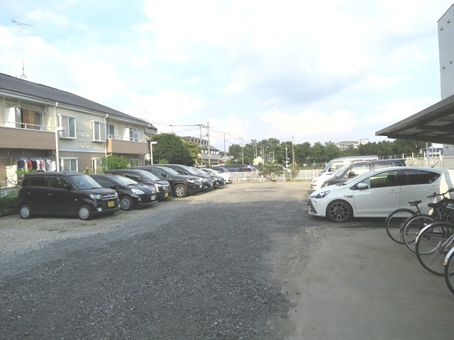 クレスト久米川 駐車場