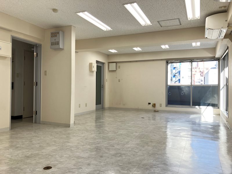 TRIPLEX西新宿 玄関